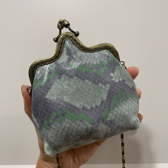 Chic Handsewn Embossed Leather Castle Shaped & Kisslock Coin Purse with Chain - Picture 7 of 15